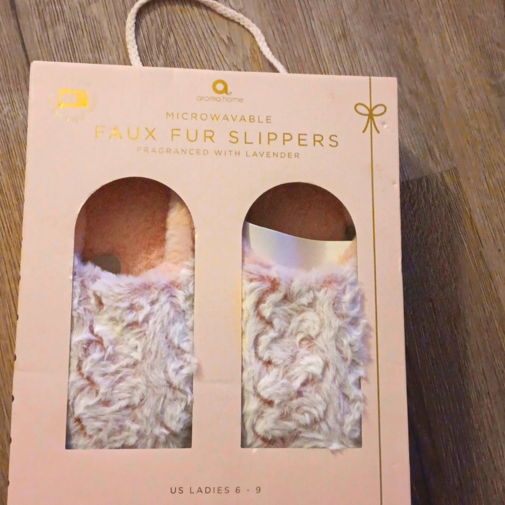 Microwavable faux fur slippers by Aroma Home size 9
